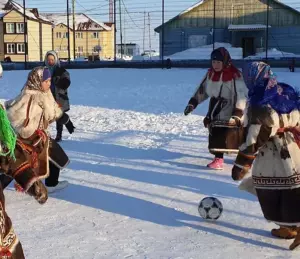 В селе на Ямале играют в футбол в национальной одежде – ягушках и малицах