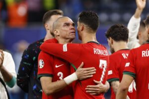 Роналду утешает Пепе после вылета Португалии с Евро-2024