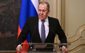 Сергею Лаврову подарили футболку с подписью игрока «Реала» Винисиуса