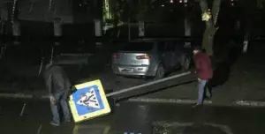 УЕФА дисквалифицировал <br> двух пьяных польских судей,  <br>укравших дорожный знак