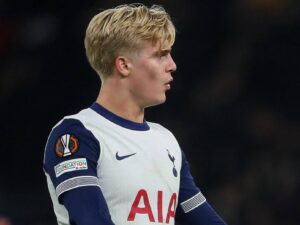«Тоттенхэм» объявил о продлении контракта с полузащитником