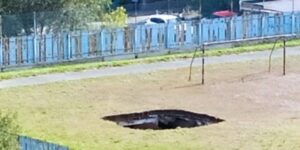 Участок футбольного поля в Орске обвалился в подземную парковочную площадку