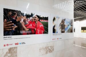 РФС открыл в московском метро фотовыставку, посвящённую женскому футболу