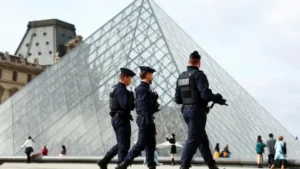 Подозреваемые в ограблении Лувра были задержаны в очереди на матч «Париж» — «Лион»