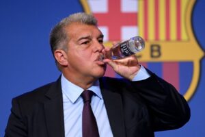 Лапорта лидирует на выборах президента «Барселоны», согласно опросу членов клуба — TV3