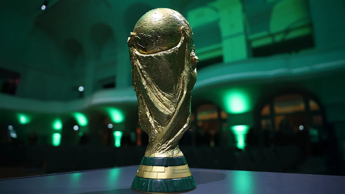 Чемпион мира продал свою копию трофея ЧМ-2018 за 54 тысячи евро