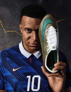 Nike официально выпустила золотые бутсы Mercurial 2026 с автографом Мбаппе