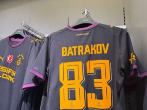 В магазине «Галатасарая» осталась только одна футболка Батракова перед матчем с «Барсой»