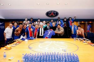Игроки «ПСЖ» поддержали Хвичу после победы над «Лионом», опубликовав фото из раздевалки